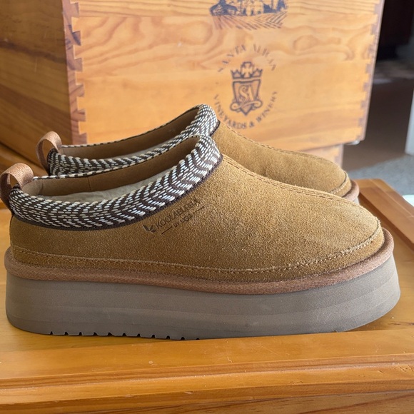 Koolaburra Shoes - Koolaburra Tan Platform Shoes
Worn 3-4 times.